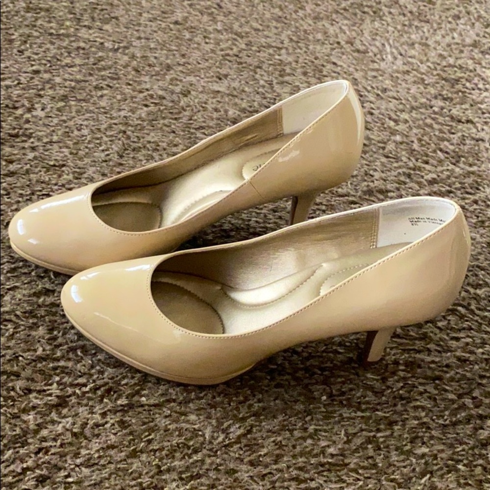 Like new! Kelly & Katie beige heels 👠
